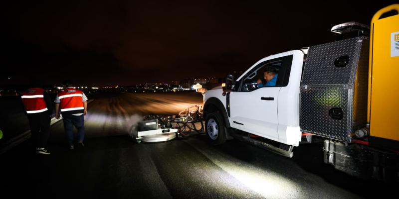 Las condiciones de la pista influyen directamente en los cálculos de peso, potencia y velocidad. Una pista limpia evita restricciones operativas y posibles cierres preventivos.