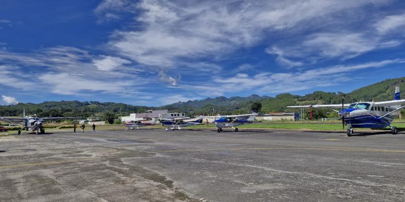 Entre las principales intervenciones realizadas desde inicios de 2025 destacan el remozamiento de la sala de espera, el mantenimiento integral de la franja de pista, la limpieza de drenajes y mejora de la señalización, la recuperación de áreas verdes, el refuerzo del cerco perimetral y la incorporación de nuevo personal de seguridad y mantenimiento, acciones orientadas a garantizar operaciones más seguras, eficientes y confortables para los usuarios.