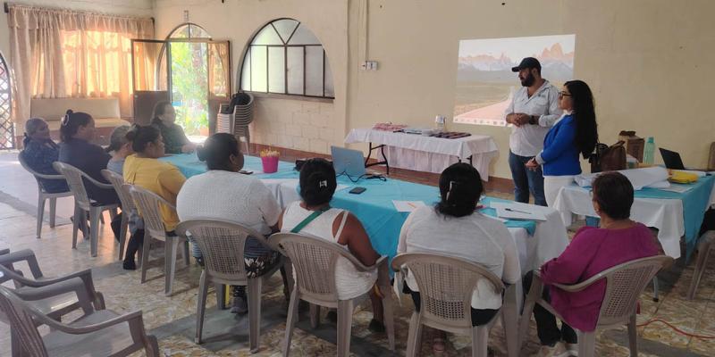 Capacitan a emprendedoras de San Miguel Petapa para fortalecer sus capacidades