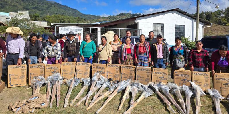 Entregan kits productivos del Sistema Patio a pequeños agricultores de Quiché