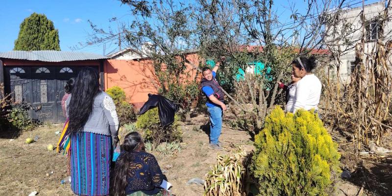 Familias de Salcajá reciben capacitación en manejo de frutales deciduos