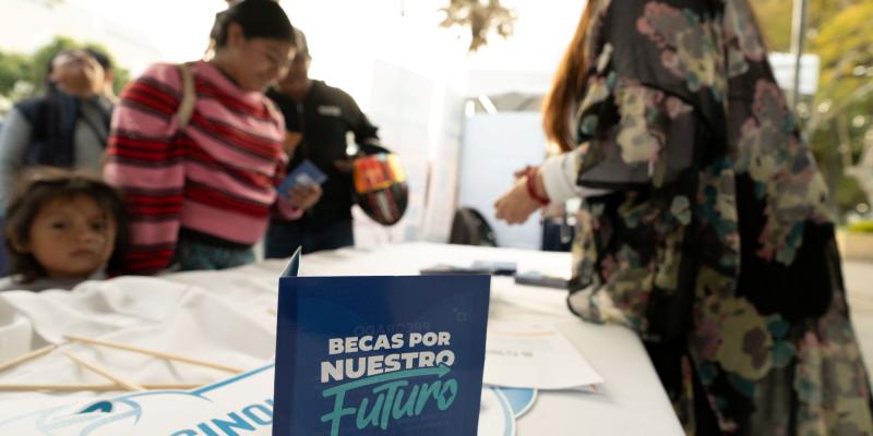 SEGEPLAN habilitó un quiosco para dar a conocer el proceso de aplicación al programa de Becas por Nuestro Futuro.