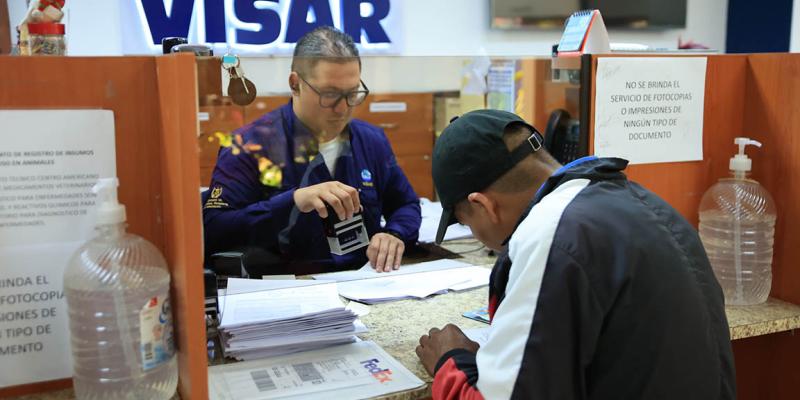 El Ministerio de Agricultura, Ganadería y Alimentación (MAGA), por medio del Departamento de Sanidad Vegetal del Viceministerio de Sanidad Agropecuaria y Regulaciones (VISAR), emite un documento oficial que certifica que plantas, productos vegetales y subproductos cumplen con los requisitos fitosanitarios nacionales e internacionales.  Este aval, el certificado sanitario, garantiza que los productos estén libres de plagas y enfermedades cuarentenarias. El documento es vital para la exportación e importación