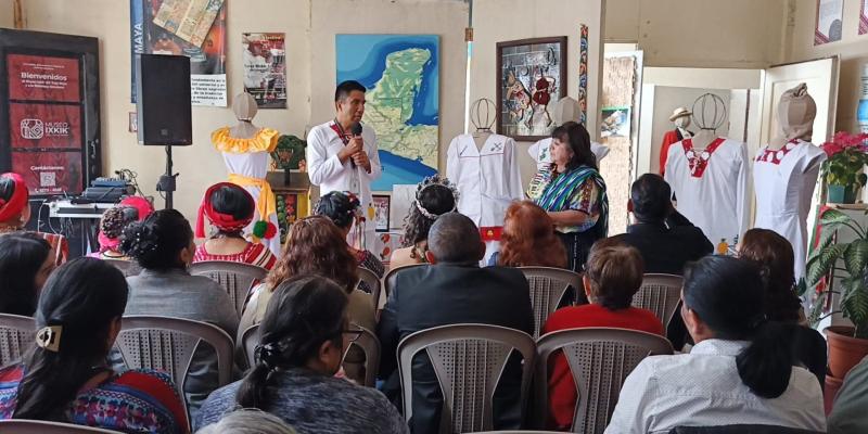 Conversatorio fortalece la identidad cultural mediante la exposición de indumentaria en Quetzaltenango