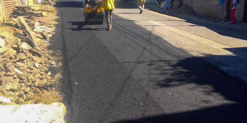 Vecinos de San Raymundo y Pachalí se benefician con trabajos de bacheo