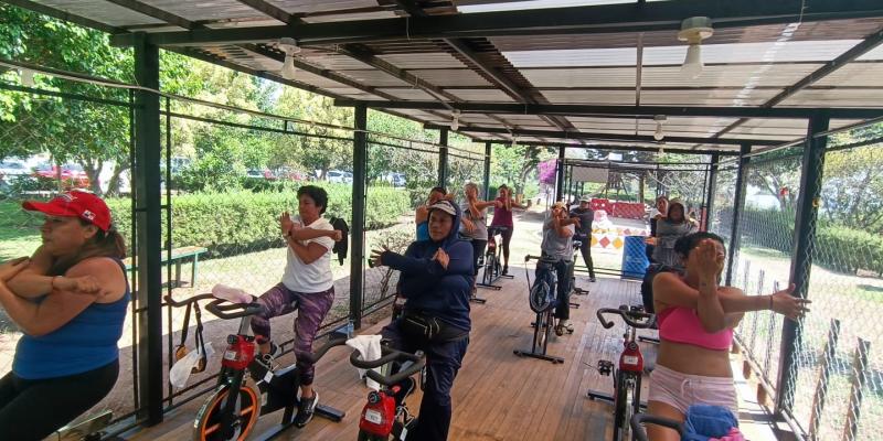 Ministerio de Cultura y Deportes ofrece clases gratuitas de bicicleta estacionaria en el Parque Erick Barrondo. 