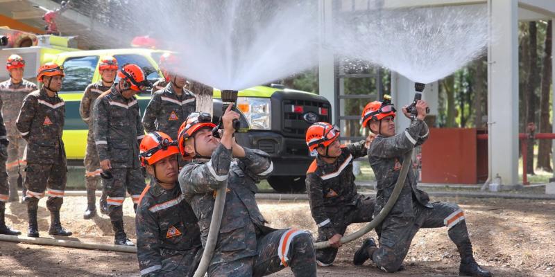 Brigada Humanitaria y de Rescate fortalece sus capacidades en el manejo de equipo contra incendios.
