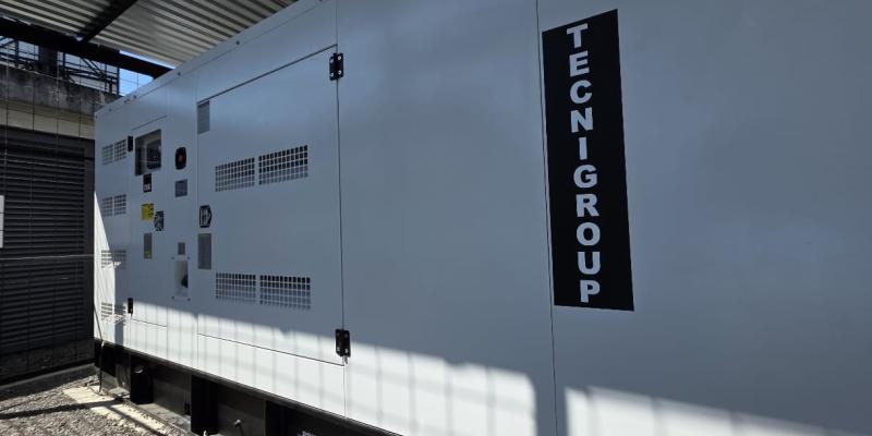 La planta eléctrica entrará en operación de manera automática en caso de una interrupción en el suministro eléctrico, asegurando así la estabilidad de los sistemas críticos que permiten mantener la seguridad y operatividad del aeropuerto.