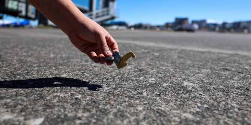 En esta caminata de sensibilización participan todas las empresas de apoyo terrestre, aerolíneas y unidades operativas del AILA, reafirmando que la prevención del FOD es una responsabilidad compartida. El principal objetivo es concientizar al personal aeroportuario sobre la importancia de mantener las plataformas libres de FOD, ya que esto impacta directamente en la seguridad de las operaciones aéreas.