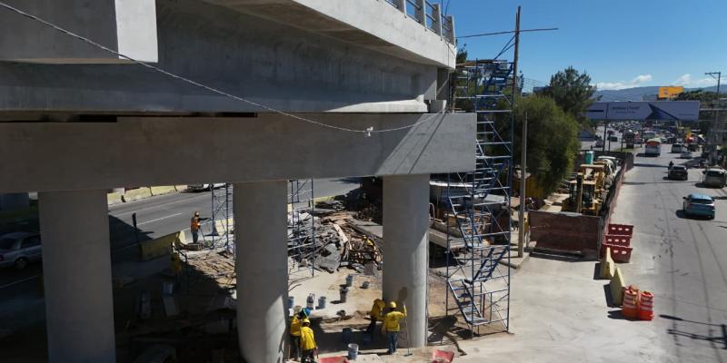 Obra del paso a desnivel en Calzada Roosevelt continúa: resta un 14 % de avance físico