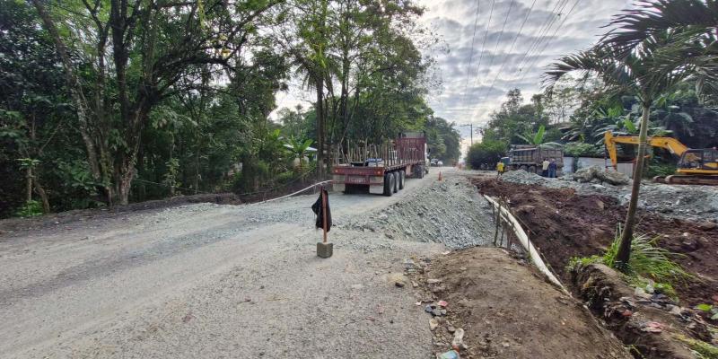 Se habilita paso vehicular provisional en el km. 281.3 de entre puente Río Dulce y la aldea La Libertad, mentas se finaliza la instalación de tubería transversal