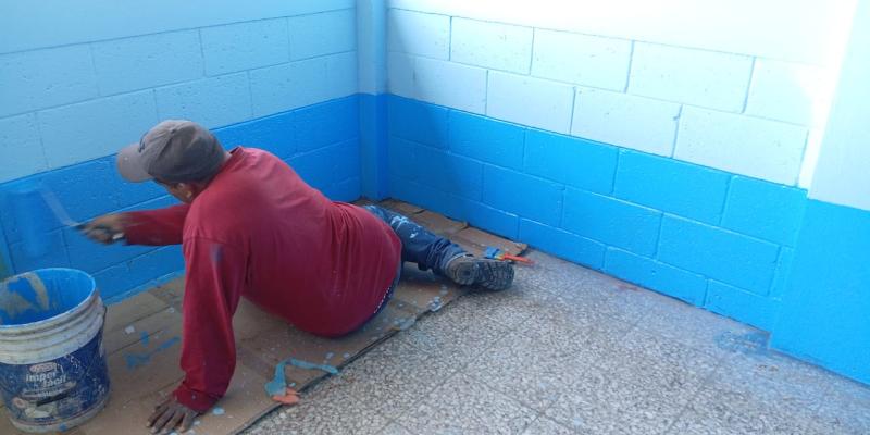 Mantenimiento escolar mejora la seguridad y las condiciones de aprendizaje para estudiantes de Villa Canales