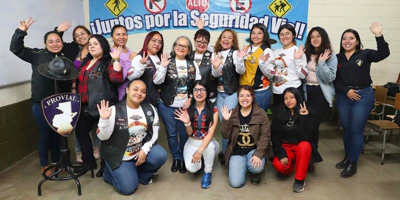 Mujeres motociclistas que participarán en la Caravana del Zorro son capacitadas en seguridad vial