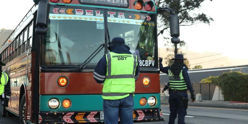 Operativo de la DGT y PROVIAL detecta buses con documentos vencidos y sobrecarga