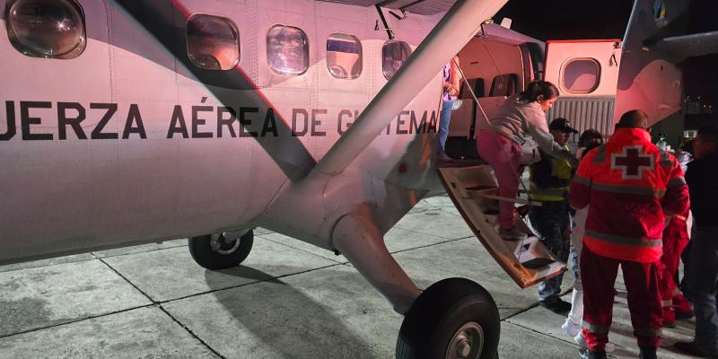 Ejército de Guatemala realiza traslado aeromédico de recién nacida hacia la Ciudad de Guatemala.