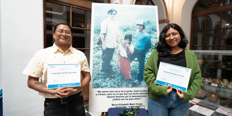 Estudiantes de antropología de la USAC) que recibieron este día la Beca Myrna Mack.