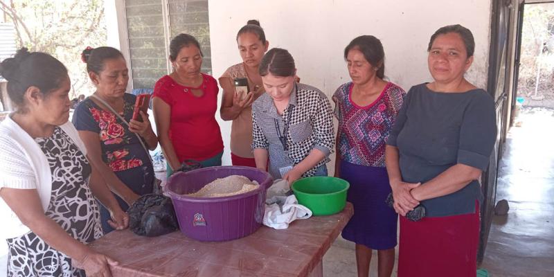 Familias jutiapanecas aprenden a elaborar concentrado casero para aves de patio 