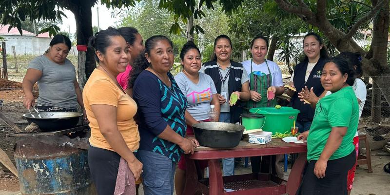 Familias rurales aprenden a preparar alimentos saludables