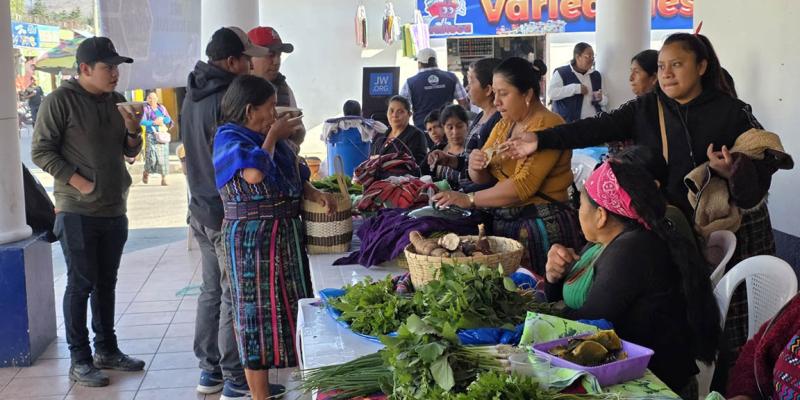 Feria del Agricultor dinamiza el comercio directo en Baja Verapaz