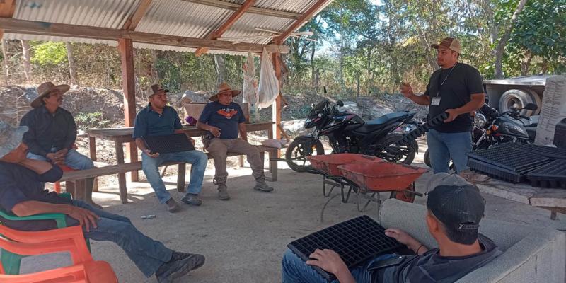 Grupos del CADER aprenden a elaborar pilones con apoyo de KOPIA