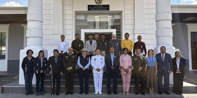Ejército de Guatemala condecora al Embajador de la República de la India y misión médica por su labor humanitaria en beneficio de los guatemaltecos.
