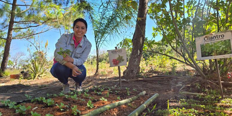 Mujeres de Yupiltepeque fortalecen la economía familiar con huertos familiares