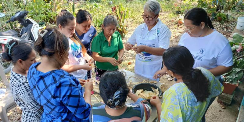 Mujeres rurales de Las Cruces transforman la tusa en emprendimiento