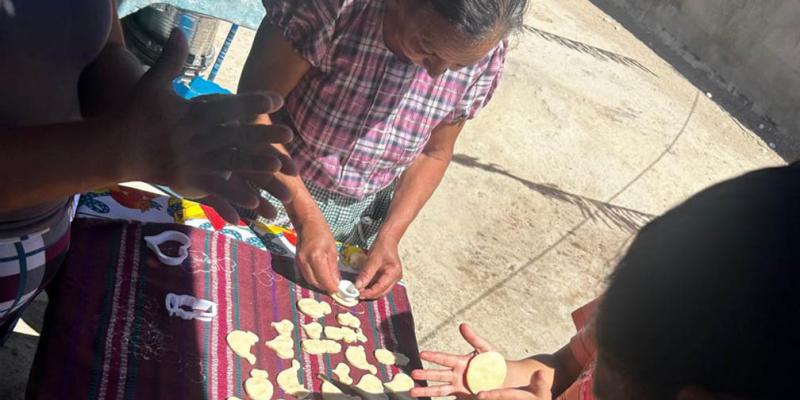 Mujeres rurales de Santa Rosa fortalecen su economía con la producción de dulces de leche