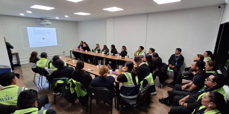 Personal del AILA recibe capacitación en nuevos escáneres