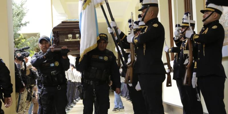 Rinden homenaje a héroe policial que cumplió su misión de servir a la nación