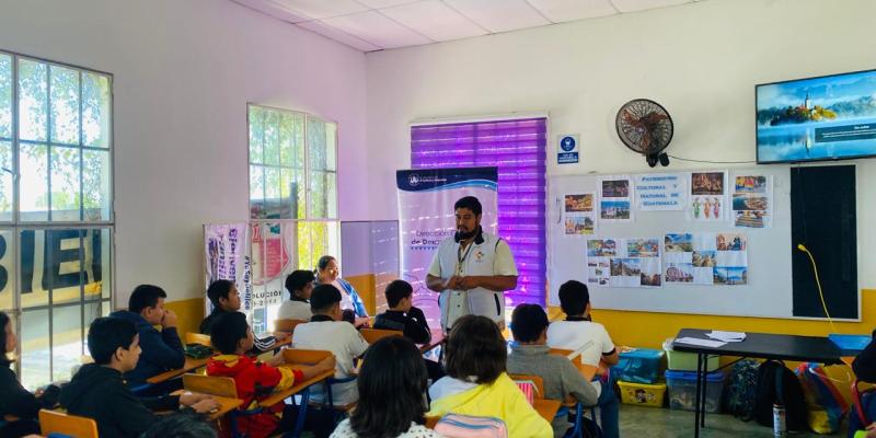 Estudiantes de Santa Elena de la Cruz aprenden sobre patrimonio cultural y natural. 