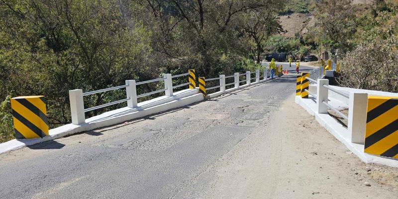 Puente Pixcayá recibe mantenimiento en Chimaltenango