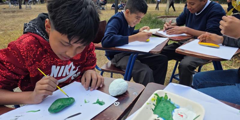 Casa de Desarrollo Cultural promueve taller de dibujo y pintura en piedra. 