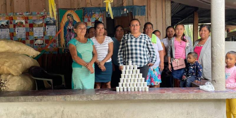 Mujeres de San Joaquín elaboran bálsamo artesanal