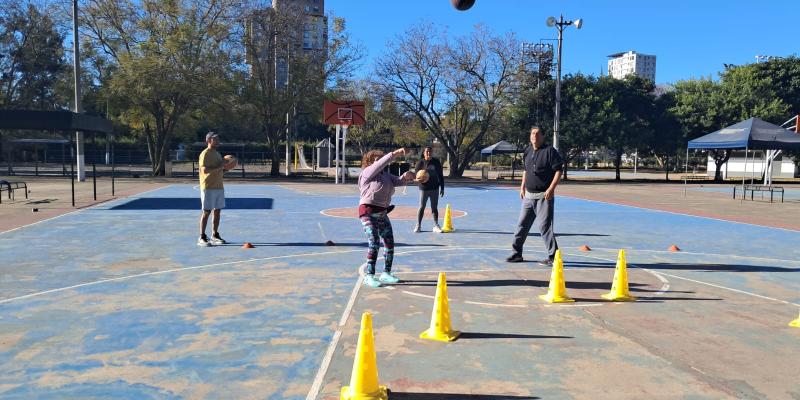 Academia de Maxibaloncesto llena de alegría y energía el Campo Marte. 