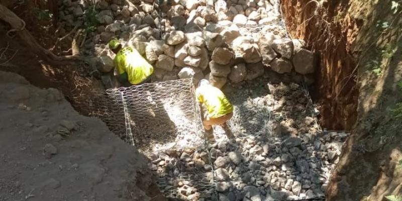 Construyen un muro que protege caminos y comunidades en la RN-10