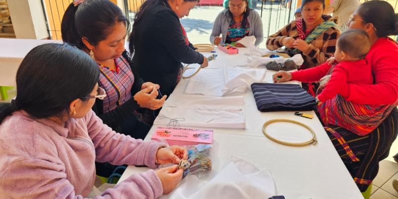 42 mujeres de Santiago Sacatepéquez se benefician de taller de bordado en Morga. 
