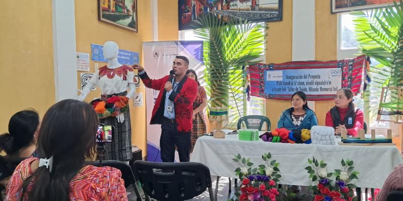 Se inicia taller de tejido con 25 mujeres ixiles de San Juan Cotzal. 