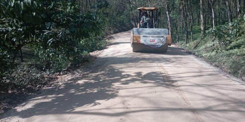 Mejoran ruta de terracería en beneficio de vecinos de la aldea Nueva Esperanza en Suchitepéquez