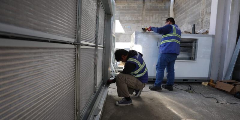 Esta actualización permitirá ofrecer mayor confort a los usuarios, especialmente en horas de alta afluencia, cuando el movimiento de viajeros incrementa en las salas de abordaje y áreas comunes.