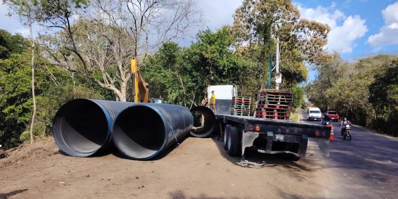 Covial trabaja en la atención de socavamiento en la RN-16-01, en Santa Rosa