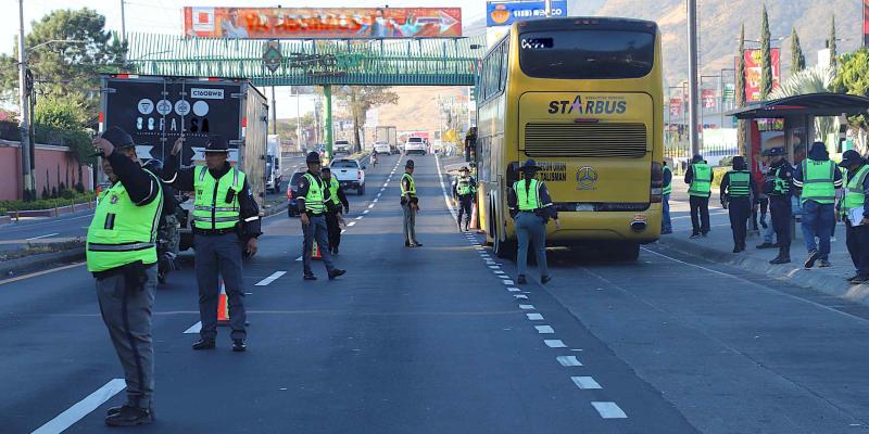 PROVIAL, DGT y Tránsito PNC realizan operativo interinstitucional en CA-09 Sur para fortalecer el control al transporte extraurbano