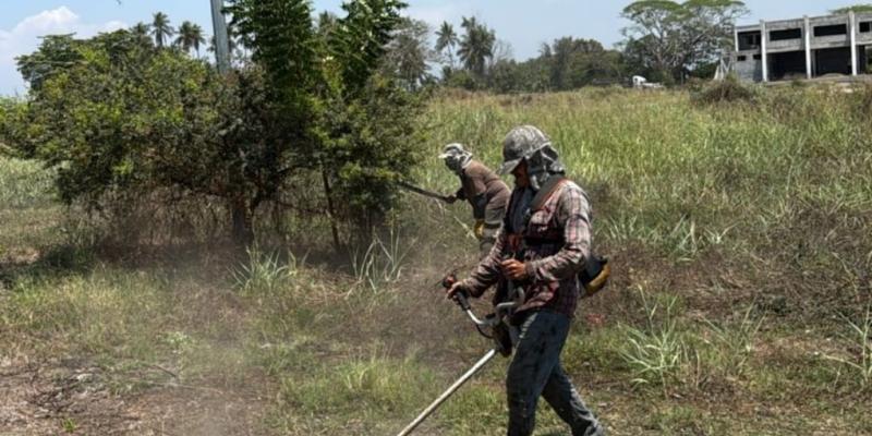 Entre las labores realizadas destaca la limpieza de basura en la caja puente, una acción clave para prevenir obstrucciones y reducir riesgos durante la temporada de lluvias, beneficiando directamente la seguridad de las instalaciones.