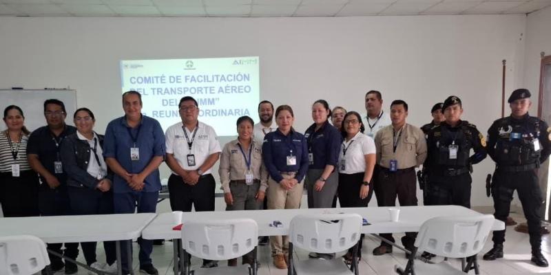 Durante la reunión se presentaron avances y acciones implementadas para optimizar los procedimientos que se desarrollan en la terminal aérea, así como medidas orientadas a mejorar la atención a los usuarios que ingresan, salen o transitan por el Aeropuerto Internacional Mundo Maya.