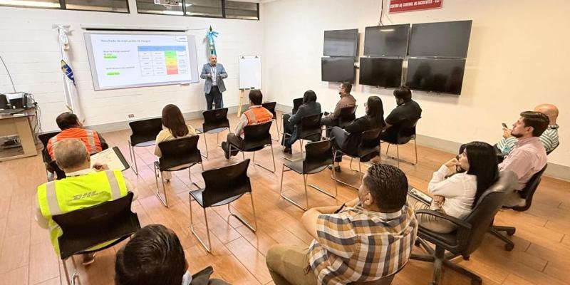 Este tipo de espacios facilita que la industria de la aviación civil identifique de manera oportuna los peligros y defina las acciones necesarias para prevenir incidentes, reforzando así los protocolos de seguridad en cada fase de los vuelos, en cumplimiento de las normativas de AVSEC.