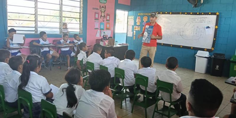 Estudiantes de Izabal aprenden la prevención del Gusano Barrenador