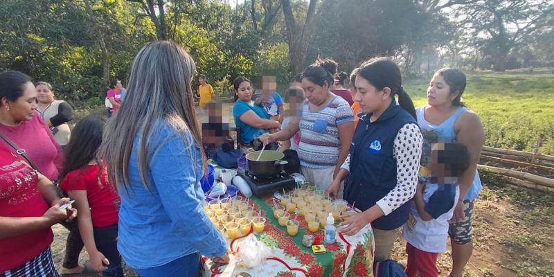 Capacitan a familias en el aprovechamiento de frutas locales