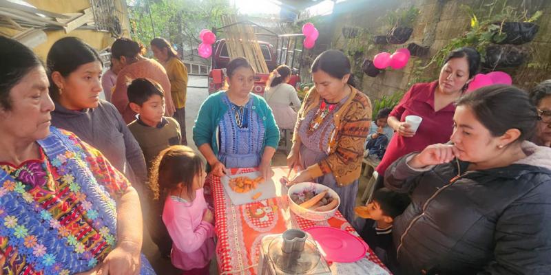 Capacitan a madres quezaltecas en la preparación de alimentos nutritivos