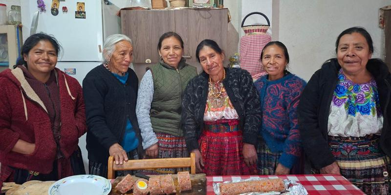 Promotoras forestales de Cantel aprenden a elaborar carne prensada