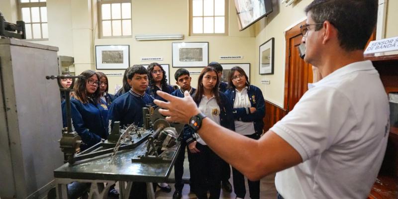 Estudiantes del Liceo Mercantil conocen el monitoreo sísmico en “El Búnker” del INSIVUMEH